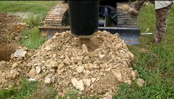 草莓视频污污污建筑机械厂履带式草莓成人在线施工中的钻头